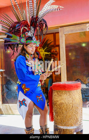 Teotihuacan, Feb 17: prestazioni tradizionali vestito da indiano in febbraio 17, 2017 a Teotihuacan, Messico Foto Stock