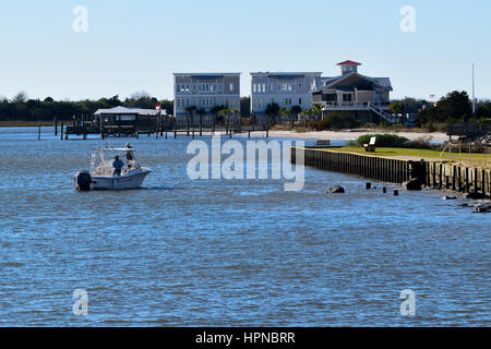 Due uomini con attività di pesca nell'Intracoastal Waterway della paratia a Southport, Carolina del Nord, Foto Stock