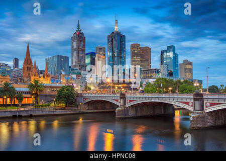 Città di Melbourne. Immagine di paesaggio cittadino di Melbourne, Australia durante il blu crepuscolo ora. Foto Stock