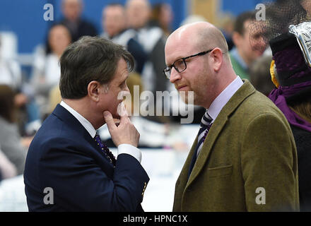 Il Ukip candidato e leader del partito Paolo Nuttall (a destra) e il Ukip Brexit portavoce Gerard Batten MEP (sinistra) durante il conteggio in Stoke-on-Trent da centrale-elezione a Fenton Manor Sports Complex in Stoke. Foto Stock