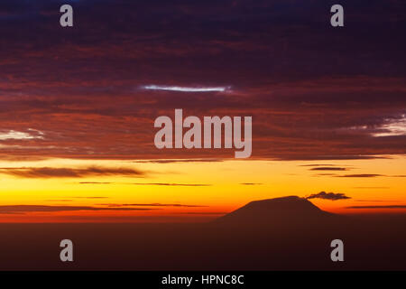 Bellissimo sfondo con Gunung Lawu profilarsi all'alba, distante un vista sull'orizzonte durante lo spuntar del giorno Foto Stock