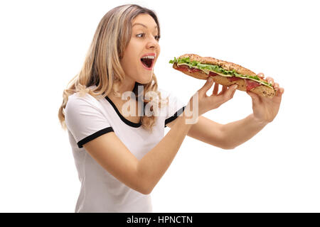 Giovane donna di mangiare un panino isolati su sfondo bianco Foto Stock