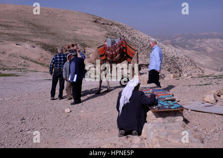 Coloni ebrei dall'insediamento ebraico di Mitzpe Yeriho situato a est di Gerusalemme che parla con beduina gli uomini della tribù Jahalin in un punto di osservazione vicino a Mitzpe Yeriho affacciato sul Judaean o deserto della Giudea in Cisgiordania. Foto Stock