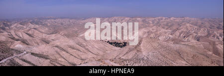 Vista panoramica di Wadi Qelt anche Wadi Kelt o Nahal Prat (Ebraico??) una valle al Judaean o deserto della Giudea in Cisgiordania, originari vicino a Gerusalemme e terminante in prossimità di Gerico. Israele Foto Stock