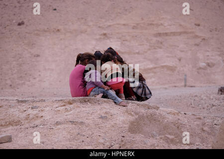 Un gruppo di giovani ragazze beduini della tribù Jahalin comunità nel Judaean o deserto della Giudea della West Bank Israele. Foto Stock