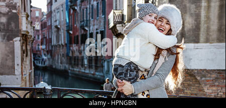 Venezia. Itinerario Insolito. sorridente alla moda di madre e figlia i turisti a Venezia, Italia in inverno avvolgente Foto Stock