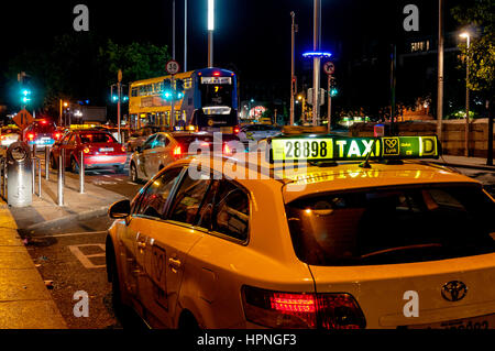 Dublino Irlanda di notte. I mezzi di trasporto pubblici, taxi e il traffico in città, capitale dell'Irlanda Foto Stock