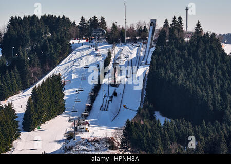 WINTERBERG, Germania - 15 febbraio 2017: Ski Jump rampe in varie dimensioni a carosello sciistico Winterberg Foto Stock
