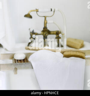 Articoli da bagno in una vasca da bagno rack. Foto Stock