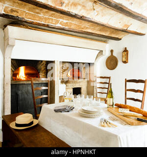 Un tavolo da pranzo da forni. Foto Stock