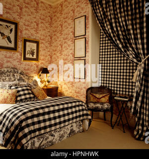 Un controllo camera da letto a motivi geometrici. Foto Stock
