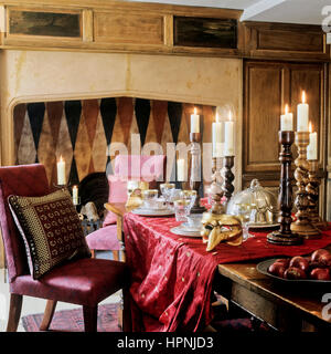 Una sala da pranzo con candele. Foto Stock