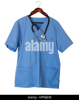 Blue medical scrubs maglietta uniforme appeso su un appendiabiti con lo stetoscopio e isolata contro uno sfondo bianco Foto Stock