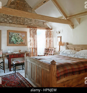 Una camera da letto in stile rustico. Foto Stock