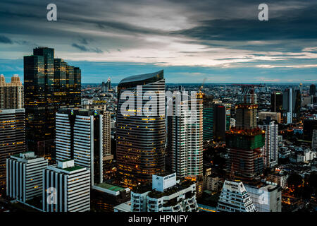 Paesaggio di Bangkok durante il tramonto. Questa foto è stata scattata dal Cloud 47 nel quartiere di Silom, un bar sul tetto che non esistono più. Foto Stock