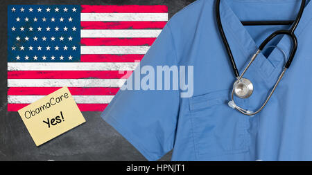 Blue medico scrubs shirt stetoscopio e appendere vuoti nella parte anteriore della bandiera degli Stati Uniti. Illustrazione del sistema di sanità problemi con domanda circa ObamaCare rep Foto Stock