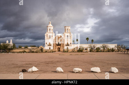 Inizio la missione di San Xavier del Bac noto come colomba bianca nel deserto in un giorno nuvoloso vicino a Tucson in Arizona Foto Stock