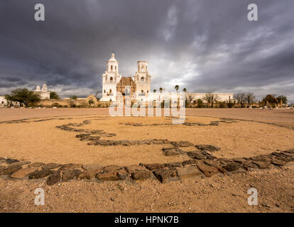 Inizio la missione di San Xavier del Bac noto come colomba bianca nel deserto in un giorno nuvoloso vicino a Tucson in Arizona Foto Stock