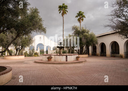 Inizio la missione di San Xavier del Bac noto come colomba bianca nel deserto in un giorno nuvoloso vicino a Tucson in Arizona Foto Stock