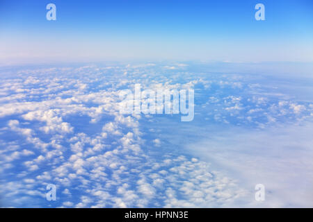 Nuvole bianche sotto il cielo blu come neve Foto Stock