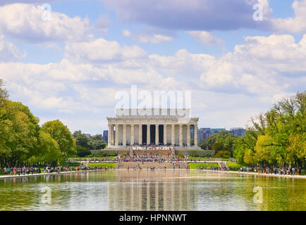 Washington DC, Stati Uniti d'America - 2 Maggio 2015: vista del Lincoln Memorial con un riflesso nella piscina riflettente di fronte. Foto Stock
