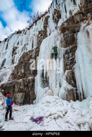 Greg Moore arrampicata WI4 percorso sulla parete Lama in Idaho Foto Stock