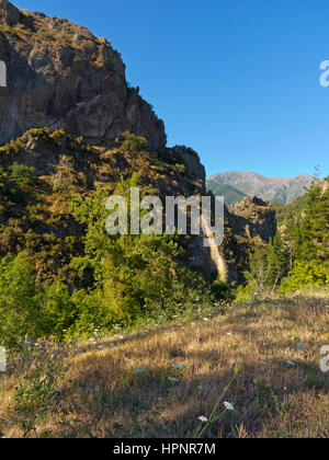 Sperone roccioso a Penallana in Vega de Liebana, Parco Nazionale Picos de Europa, Cantabria, Spagna settentrionale Foto Stock