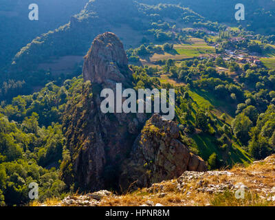 Sperone roccioso a Penallana in Vega de Liebana, Parco Nazionale Picos de Europa, Cantabria, Spagna settentrionale Foto Stock