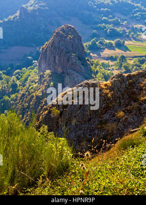 Sperone roccioso a Penallana in Vega de Liebana, Parco Nazionale Picos de Europa, Cantabria, Spagna settentrionale Foto Stock