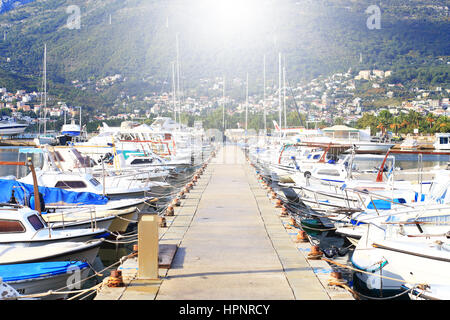 Sole splende su yacht e barche nel dock Foto Stock