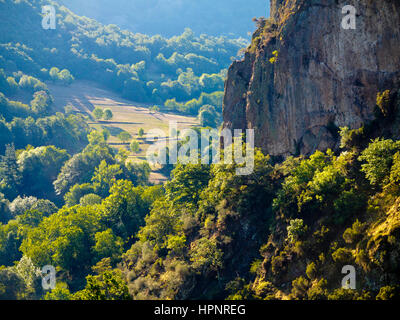 Sperone roccioso a Penallana in Vega de Liebana, Parco Nazionale Picos de Europa, Cantabria, Spagna settentrionale Foto Stock