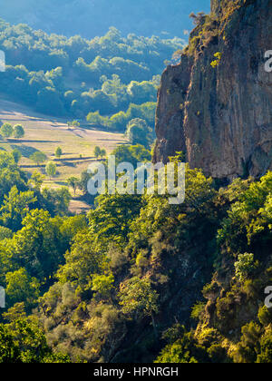 Sperone roccioso a Penallana in Vega de Liebana, Parco Nazionale Picos de Europa, Cantabria, Spagna settentrionale Foto Stock