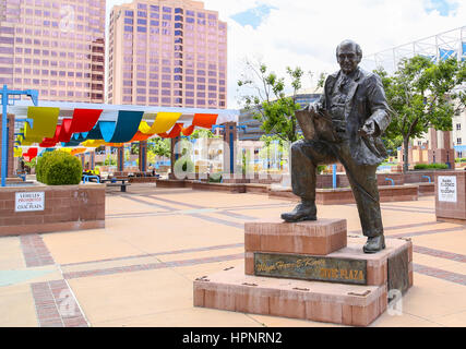 ALBUQUERQUE, Stati Uniti d'America - 24 Maggio 2015: La Civic Plaza con una statua della cittã â€™s ex sindaco Harry E. Kinney, nel retro highrises, piante e colorfu Foto Stock