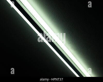 Tubo fluorescente nelle tenebre Foto Stock