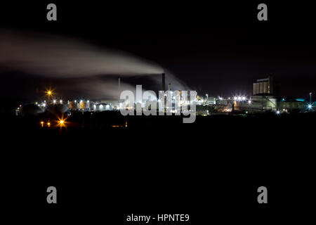 Bury St Edmunds, Regno Unito. British Sugar Factory 11 dicembre 2016. Flutti di vapore da alte ciminiere presso il British trasformazione della barbabietola da zucchero unsharpened vegetale Foto Stock