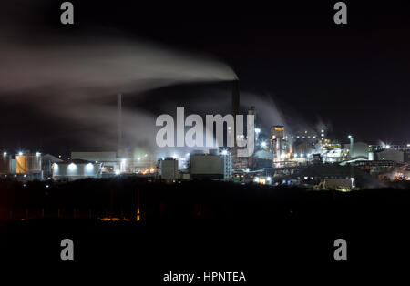 Bury St Edmunds, Regno Unito. British Sugar Factory 11 dicembre 2016. Flutti di vapore da alte ciminiere presso il British trasformazione della barbabietola da zucchero unsharpened vegetale Foto Stock