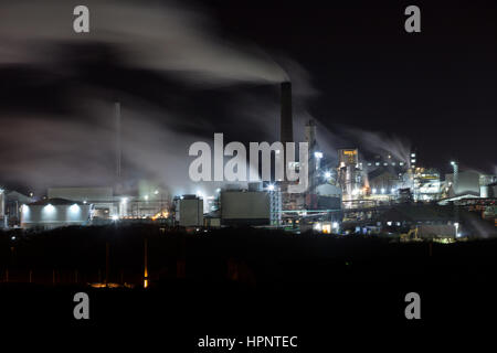 Bury St Edmunds, Regno Unito. British Sugar Factory 11 dicembre 2016. Flutti di vapore da alte ciminiere presso il British trasformazione della barbabietola da zucchero unsharpened vegetale Foto Stock