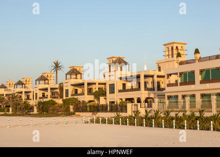 Luxury Waterfront ville al Golfo Persico spiaggia di Dubai. Emirati Arabi Uniti, Medio Oriente Foto Stock