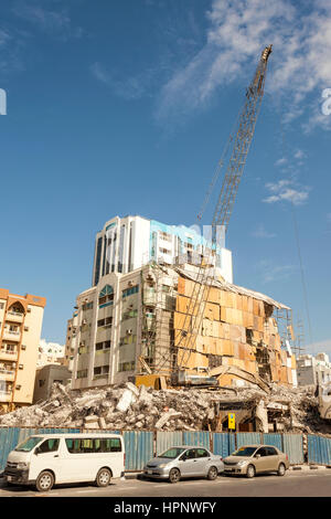 Demolizione di un vecchio edificio residenziale in ambiente urbano Foto Stock