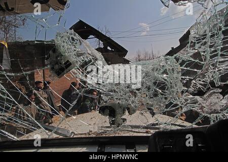 Srinagar Kashmir. Il 23 febbraio, 2017. I residenti sono visibili attraverso il parabrezza rotto di un veicolo in Mullu Chitragam una sessantina di chilometri da Srinagar la capitale estiva del Kashmir. Quattro esercito indiano uomini tra una grande e una donna di civili sono stati uccisi quando si sospetta la presenza di militanti hanno teso una imboscata indiano esercito pattuglia in Mulu, Chitragam area del sud del Kashmir Shopian a 2:30 am riportati di polizia. Credito: Faisal Khan/Pacific Press/Alamy Live News Foto Stock