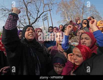 Srinagar Kashmir. Il 23 febbraio, 2017. Le donne del Kashmir gridare slogan durante il funerale di un civile donna Taja in Mullu Chitragam una sessantina di chilometri da Srinagar la capitale estiva del Kashmir. Quattro esercito indiano uomini tra una grande e una donna di civili sono stati uccisi quando si sospetta la presenza di militanti hanno teso una imboscata indiano esercito pattuglia in Mulu, Chitragam area del sud del Kashmir Shopian a 2:30 am riportati di polizia. Credito: Faisal Khan/Pacific Press/Alamy Live News Foto Stock