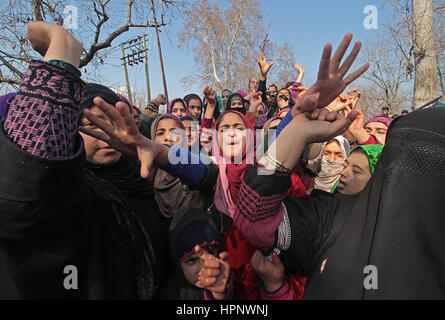 Srinagar Kashmir. Il 23 febbraio, 2017. Le donne del Kashmir gridare slogan durante il funerale di un civile donna Taja in Mullu Chitragam una sessantina di chilometri da Srinagar la capitale estiva del Kashmir. Quattro esercito indiano uomini tra una grande e una donna di civili sono stati uccisi quando si sospetta la presenza di militanti hanno teso una imboscata indiano esercito pattuglia in Mulu, Chitragam area del sud del Kashmir Shopian a 2:30 am riportati di polizia. Credito: Faisal Khan/Pacific Press/Alamy Live News Foto Stock