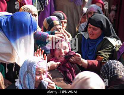 Srinagar Kashmir. Il 23 febbraio, 2017. Figlia (C) di un civile donna Taja si lamenta presso la sua residenza in Mullu Chitragam una sessantina di chilometri da Srinagar la capitale estiva del Kashmir. Quattro esercito indiano uomini tra una grande e una donna di civili sono stati uccisi quando si sospetta la presenza di militanti hanno teso una imboscata indiano esercito pattuglia in Mulu, Chitragam area del sud del Kashmir Shopian a 2:30 am riportati di polizia. Credito: Faisal Khan/Pacific Press/Alamy Live News Foto Stock