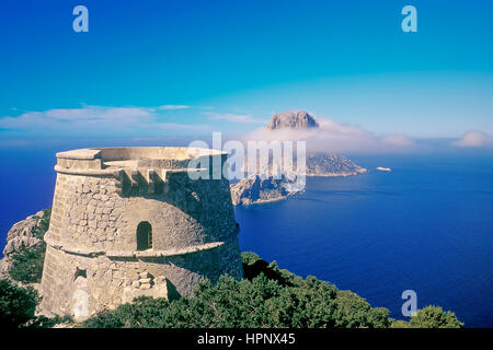 Torre difensiva e l'isolotto roccioso di 'Es Vedra', vista in elevazione, Ibiza, Isole Baleari, Spagna, Europa Foto Stock