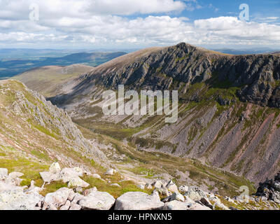 Lurcher's roccioso (Creag un Leth-choin) visto attraverso la profonda passata del Lairig Ghru da Sron na Lairige nel Parco Nazionale di Cairngorms Foto Stock