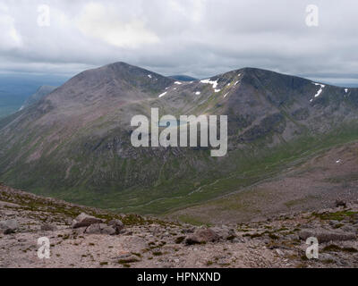 Cairn Toul e l'angelo del picco di circondare il lago di montagna di Lochan Uaine. Visto attraverso la profonda contaminano di Lairig Ghru dal Ben Macdui Foto Stock