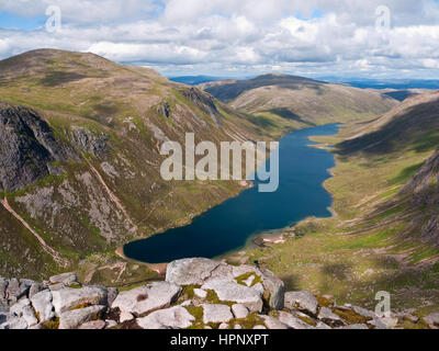 Vista su Loch Avon da Shelter Stone Crag su Carn Etchachan alla testa di Glen Avon. Cairn Gorm sorge a sinistra. Il Parco Nazionale di Cairngorms, Scozia Foto Stock