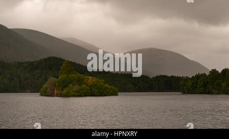 Rovine del castello su un isola in Loch un Eilein, un laghetto di acqua dolce loch nella foresta Rothiemurchus vicino a Aviemore, Scozia Foto Stock