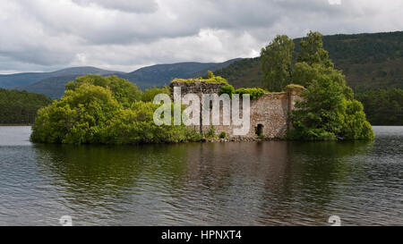 Rovine del castello su un isola in Loch un Eilein, un laghetto di acqua dolce loch nella foresta Rothiemurchus vicino a Aviemore, Scozia Foto Stock