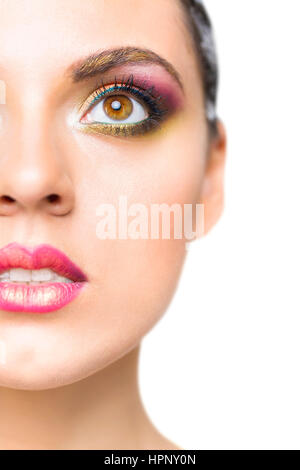 Close up ritratto di una giovane e bella bruna modello con bright make up. Close up di astratta multicolor make up. Trucco polvere di pigmento di esplosione Foto Stock